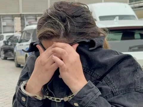 Samsun’da baktığı yaşlı kadının hesabını boşaltan bakıcı suçüstü yakalandı - fotoğraf 3
