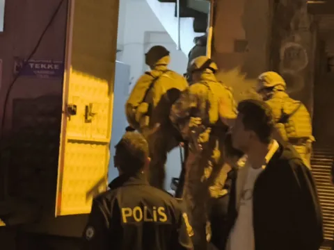Para vermeyen annesini rehin aldı, çatıya çıktı: Özel harekatı görünce bıçağı attı - fotoğraf 4
