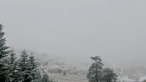 Bolu'da sağanak yağış sonrası kar yağışı başladı