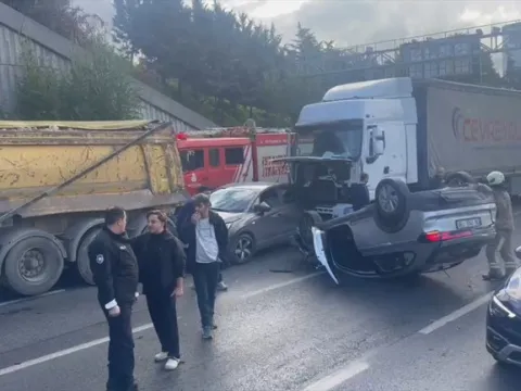 Bağcılar'da zincirleme trafik kazası: Yaralılar var - fotoğraf 3