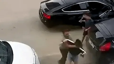 Boşanma aşamasında olduğu kadını sokak ortasında dövdü: Küçük çocuğu çıldırdı