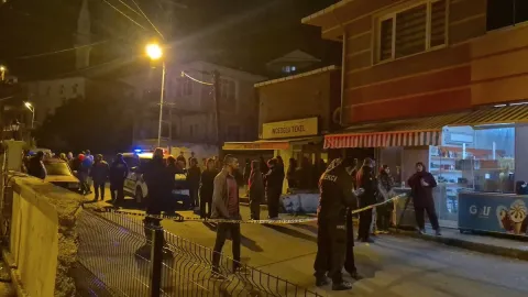 Boşanma aşamasındaki eşini ve tartışmaya müdahale eden kişiyi vurdu