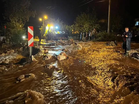 Antalya'da sel suları molozları yollara taşıdı! - fotoğraf 1