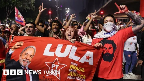Brezilya'da başa baş geçen seçim yarışını Lula önde götürüyor