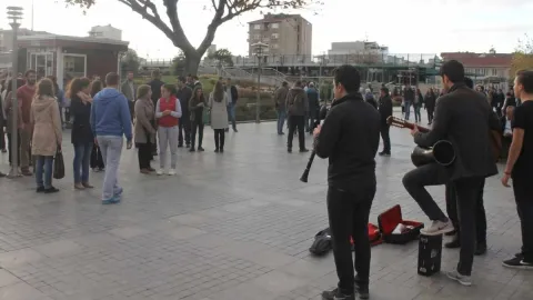 Bu 4 şarkıyı söyleyenler tutuklanıyor: Dinlemesi bile yasaklandı