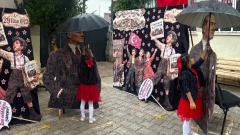 Bu çocuklar varsa umut hep var: Küçük Meryem Atatürk'ü yağmurdan böyle korudu