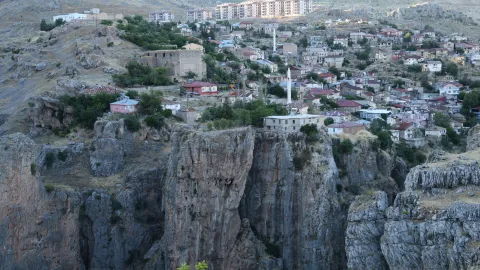 Bu evin bahçesine köprüyle geçiliyor. 168 metre yükseklikte, gören bir daha bakıyor