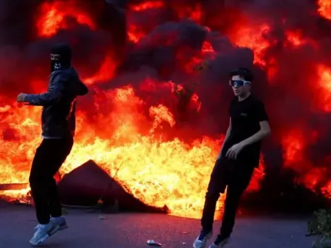 Arnavutluk'ta öğrenci protestoları: Hükümet binaları ateşe verildi - fotoğraf 2