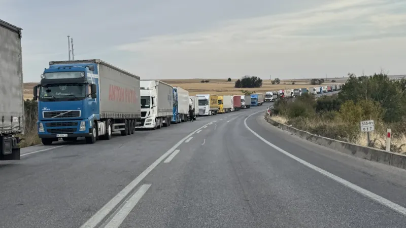 Bulgaristan'daki çalışma Edirne'yi vurdu: Tır kuyruğu 30 kilometreyi buldu