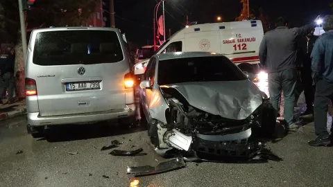 Burdur’da öğrenci servisi ile otomobil çarpıştı: 12 öğrenci hastaneye götürüldü