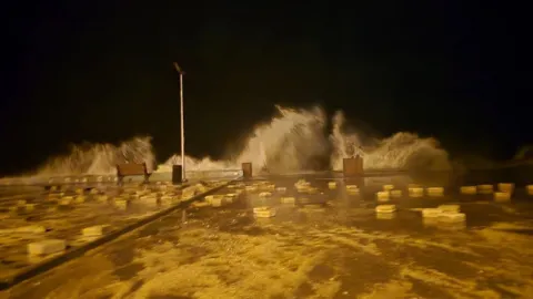 Bursa'da dev dalgalar sahildeki taşları yerinden söktü