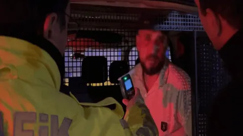 Bursa'da polisi görünce kaçtı, lambaya çarptı, 420 bin TL ceza yedi!