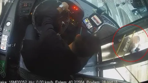 Bursa'da yolcu şoförle tartıştı: Otobüsün camını kırdı