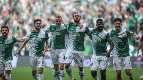 Bursaspor taraftarı önünde şov yaptı! Liderliği bırakmadı