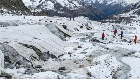 Buzul erimesini durdurmak için dağa serilen devasa branda felaketi beraberinde getirdi