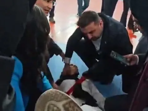 Törende fenalaşan öğrenciye doktor milletvekili ve il başkanı müdahale etti - fotoğraf 2