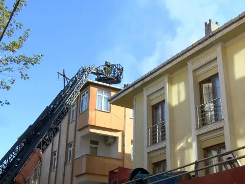 Ataşehir’de dört katlı binanın çatısı yandı, bina tahliye edildi - fotoğraf 4