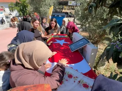 Portekiz'de hayatını kaybeden Melek, memleketinde son yolculuğuna uğurlandı - fotoğraf 5