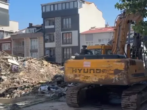 İstanbul'un göbeğinde facianın eşiğinden dönüldü: 7 katlı bina saniyeler içinde böyle çöktü! - fotoğraf 2