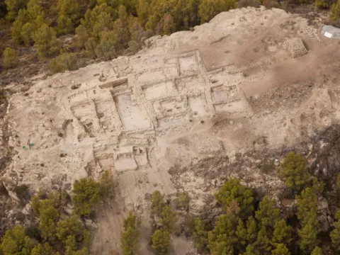 Ulaşılması zor uçurumun tepesine yerleşip dev surlar inşa etmişler - fotoğraf 1