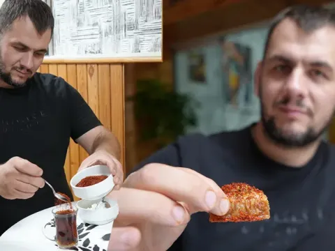 Bir kez tattı, 10 yıldır vazgeçemiyor. Tatlıya, çaya hatta suya bile pul biber atıyor - fotoğraf 1