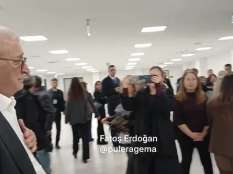 İmamoğlu'nun savunmasını beklerken, babasının gözyaşlarını tutamadığı anlar... - fotoğraf 1