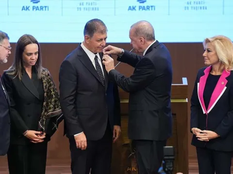 Son dakika... İzmir Büyükşehir Belediye Başkanı Cemil Tugay, AK Parti'ye katıldı | 'İzmir'i yeniden inşa etmek üzere yola çıkıyoruz' - fotoğraf 3