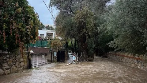 Cadde dereye döndü: Mahsur kalan hamile kadın için ekipler seferber oldu