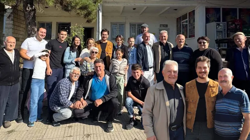 Çağatay Ulusoy’dan aile ziyareti! Anne ve babasıyla Bulgaristan’daki köyüne gitti
