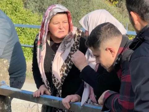 Otomobil, dereye uçtu; 3 yaralı - fotoğraf 1