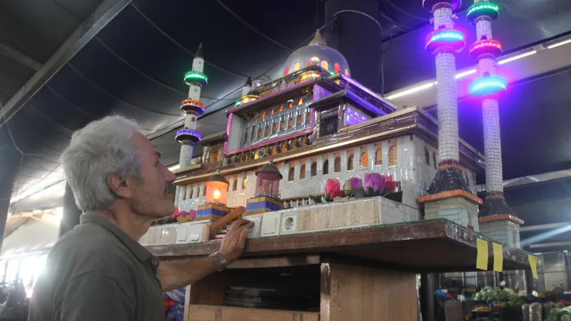 Can sıkıntısıyla hobi olarak başladı. 400 kiloluk maket yaptı