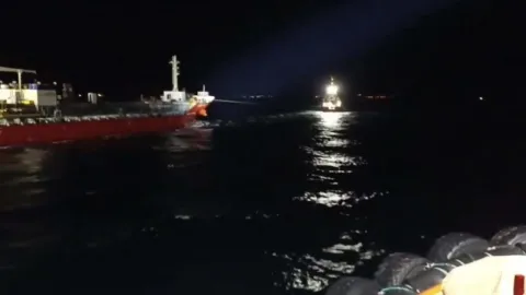 Çanakkale Boğazı'nda arızalanan gemi güvenli bölgeye demirletildi