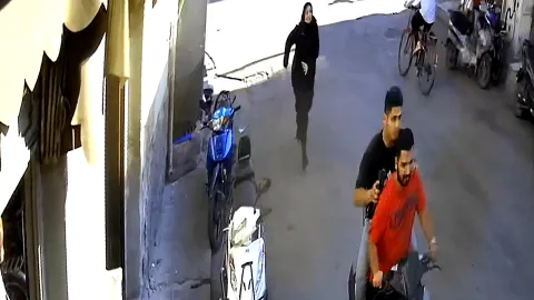 Çantası gasp edildi, şüphelileri kovaladı! O anlar kamerada!
