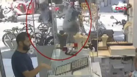Çantasını alıp kaçan şüphelinin peşinden koştu