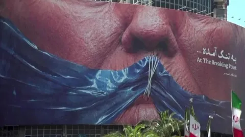 “Çaresiz ve aciz” | Tahran'da savaşın dili değişti: Billboardlar konuşuyor Trump'a ne anlatıldı?