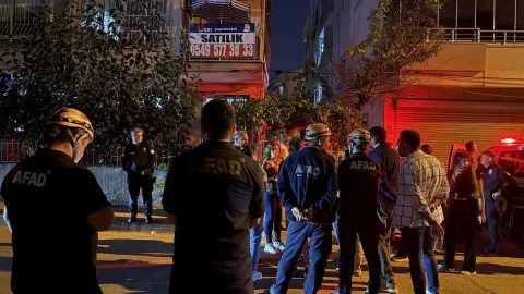 Çatlaklar oluşan 3 katlı bina tahliye edildi