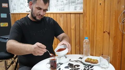 Çaya, tatlıya, suya pul biber döküyor! Samsunlu esnafın acı tutkusu şaşırtıyor