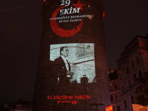 Cumhuriyet’in 103 yıllık ışığı Galata Kulesi’ni aydınlattı... Bakan Ersoy: Cumhuriyetimizin ışığı, bu topraklarda ilelebet parlamaya devam edecek - fotoğraf 5