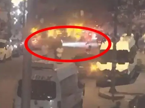 Gözaltındaki şüphelilerin bulunduğu polis otobüslerini takip ettiler! - fotoğraf 1