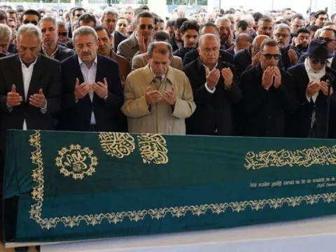 Hatipoğlu'nun babası son yolculuğuna uğurlandı! - fotoğraf 1