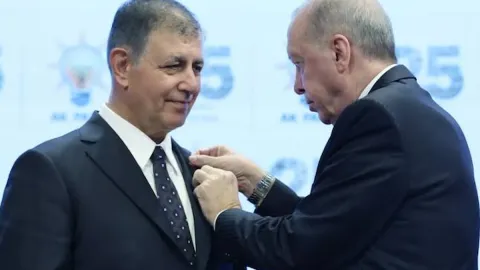 Cemil Tugay AKP rozetini taktı, 5 gün izne çıktı