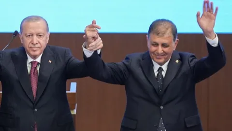 Cemil Tugay AKP’ye geçti, Erdoğan’ı övdü