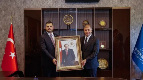 Cemil Tugay kendisine hakaret eden AKP'linin elinden hediye aldı