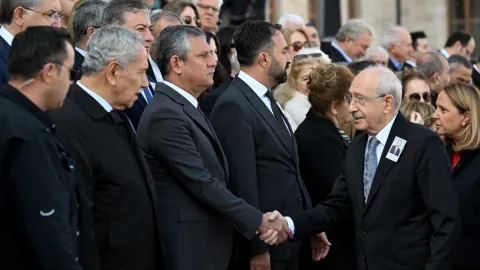 Cenaze töreninde dikkat çeken anlar. Kemal Kılıçdaroğlu ile Özgür Özel tokalaştı