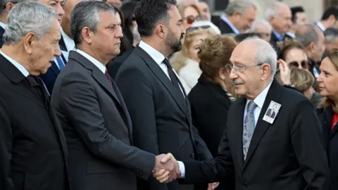 Cenazede dikkat çeken anlar... Özel ile Kılıçdaroğlu arasında soğuk tokalaşma