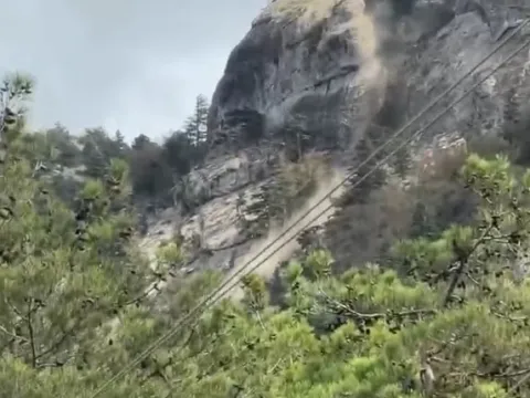 Depremle birlikte dağdan koptu! Kaya kütlesi paniğe neden oldu - fotoğraf 2