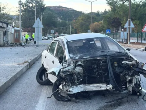 Burdur'da iki aracın çarpıştığı kazada motor yerinden fırladı: Ortalık savaş alanına döndü - fotoğraf 4