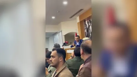 CHP'den AKP'ye geçen belediyenin ilk toplantısında kavga çıktı: Başkana su şişesi fırlatıldı