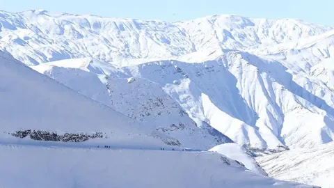 Çığ sürükleyince göle düşen 4 kişi can verdi