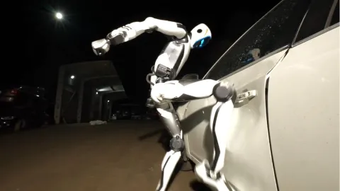 Çinlilerden Kung-Fucu güvenlik robotu